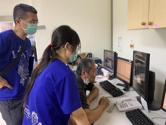 南投县竹山秀传医院及农委会特生中心人员透过断层扫描寻找石虎伤口反覆化脓原因。（竹山秀传医院提供）