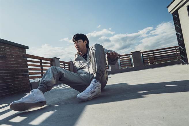 车胜元在片中掉入渗穴中。（车库娱乐提供）