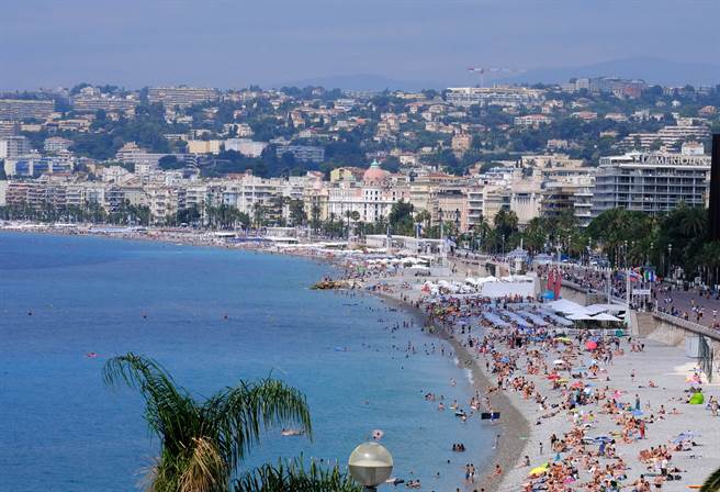 強制佩戴口罩的命令撤銷不到兩個月，法國幾處濱海度假勝地為對抗第4波疫情，再度恢復強制性措施。(資料照／新華社)