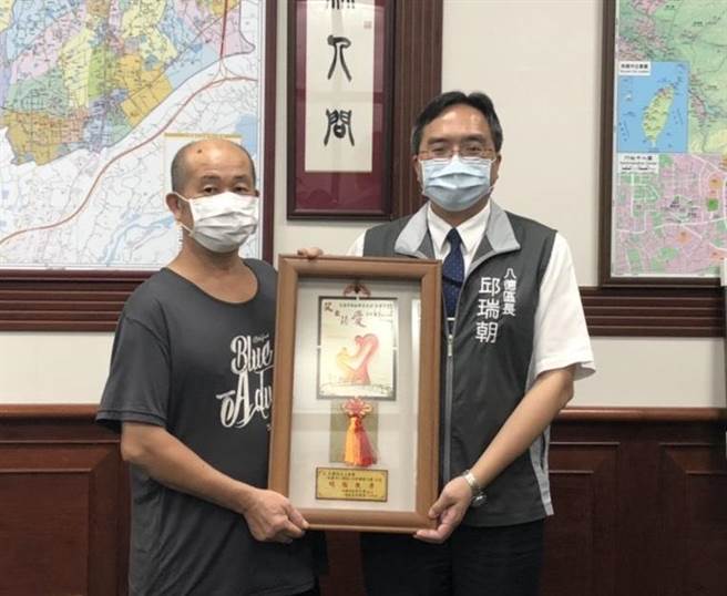 石国柱曾于105年荣获桃园市模范父亲，这次又再度获选为模范父亲。（桃园市八德区公所提供／陈梦茹桃园传真）