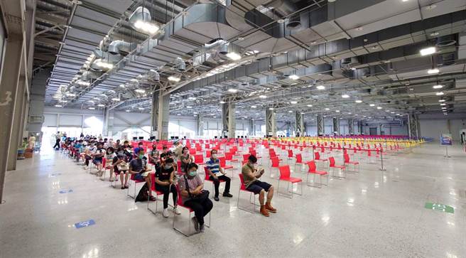 台北市花博争艳馆接种站4日仅开放16分之1的区域施打疫苗，量能无法满载，让硕大的场馆看起来更显冷清。（黄世麒摄）
