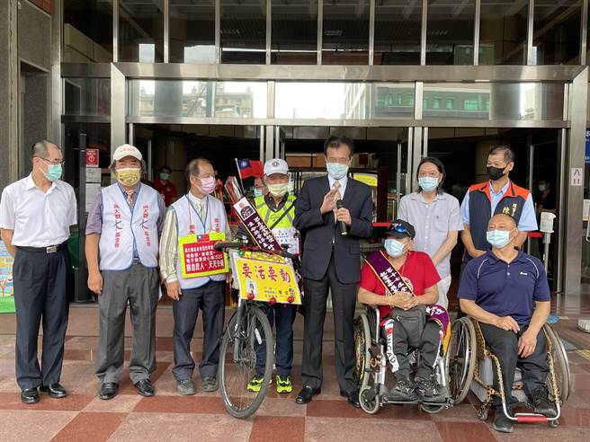 周大觀文教基金會設置「抗癌圓夢助學金」，全球熱愛生命獎章得主終身警察陳前響應，熱血單車環島，號召百萬人捐電子發票和血骨髓，挺癌童活出希望。（吳敏菁攝）