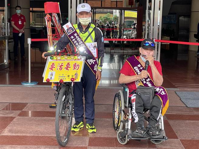 全球熱愛生命獎章得主終身警察陳前響應，熱血單車環島，號召百萬人捐電子發票和血骨髓，挺癌童活出希望，客家手轉英雄黃明達吹奏口琴。（吳敏菁攝）