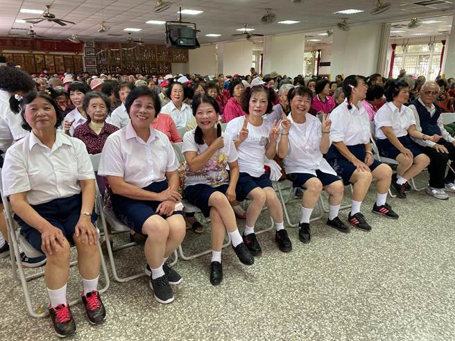 云林县65岁以上老人人口数占总人口数的19.34％，排名全国第3，如何活到老健康到老是重要课题，图为一群70岁到90岁的二崙乡农会家政班表演后的合照。（资料照片／周丽兰摄）