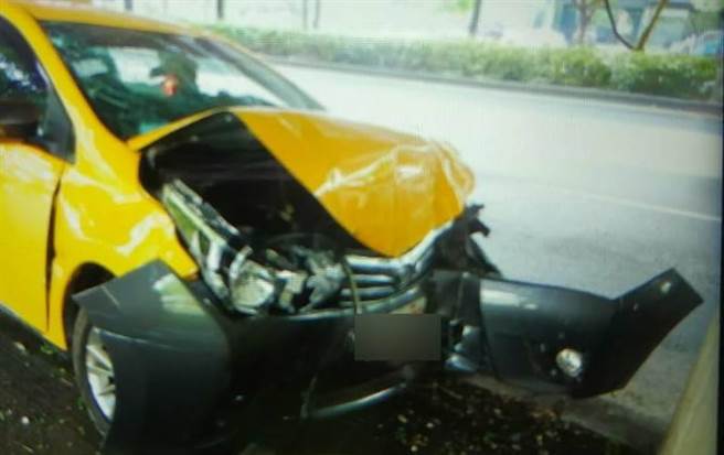 台中市一名小黄司机疑身体不适，自撞桥墩胸口痛急送医。（民眾提供／卢金足台中传真）