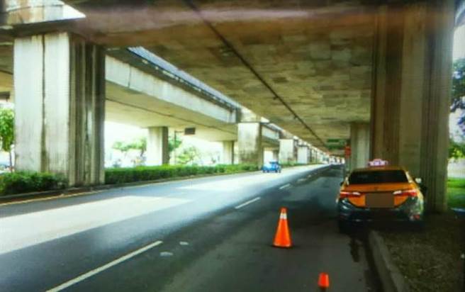 受伤司机意识清楚，但觉得胸口痛，立即送荣总治疗，无生命危险。（民眾提供／卢金足台中传真）