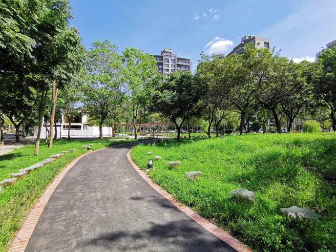 东兴圳二期工程日前完工，并开放使用。（庄旻静摄）