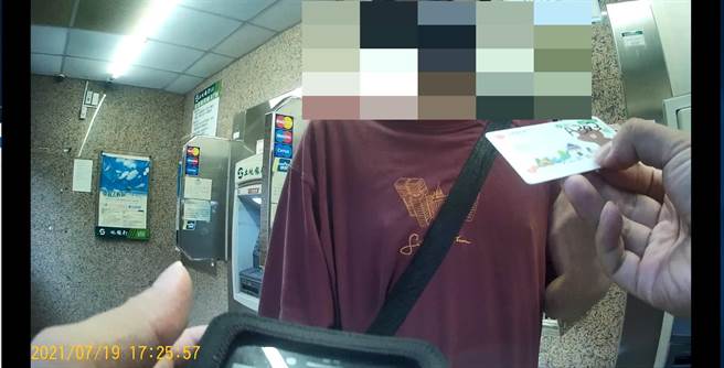 警方发现1名男子形迹可疑，于土地银行对面观望伫足后，过街至土地银行ATM提领现金。(警方提供)