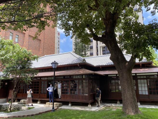 位在新竹市中央路上的百年歷史建物「新竹州警察局高等官舍」，歷经1年多修復近日完工，其「和洋」共体的风格相当独特。（陈育贤摄）