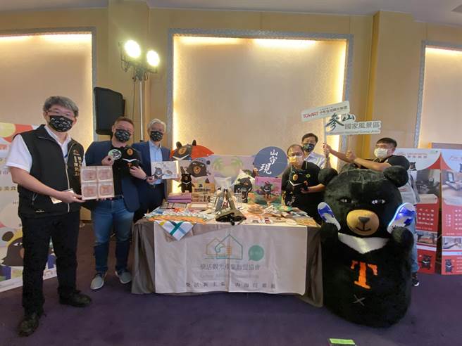 参山处首波与中彰观光圈10家旅宿业合作，每家饭店限定1间喔熊主题套房，住客使用喔熊备品后也可以带回家纪念。大厅亦设置喔熊联名商品展示贩售区，让熊粉游客一次购足。（冯惠宜摄）