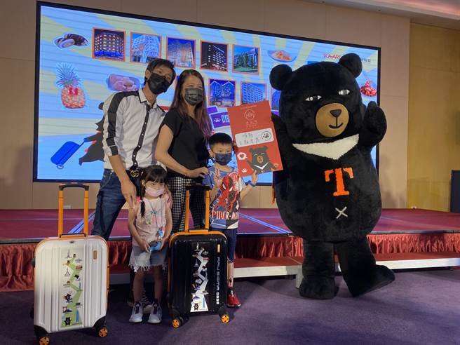 参山处与中彰观光圈旅宿业代表在喔熊组长见证下，欢迎第一组入住「喔熊主题套房」的旅客，喔熊组长亲送房卡及喔熊限定商品。（冯惠宜摄）