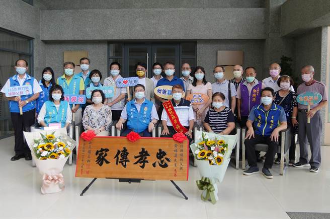 縣長楊文科（中）贈匾祝賀黃祥漢（中右）當選新竹縣模範父親。（新竹縣政府提供／羅浚濱新竹傳真）