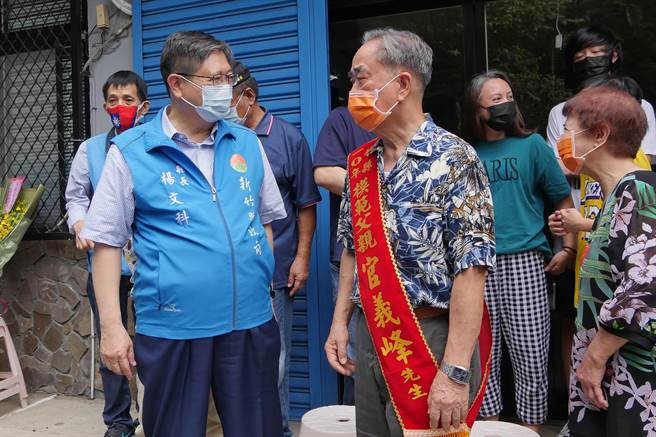 縣長楊文科（左）贈匾祝賀官義峰（右）當選新竹縣模範父親。（新竹縣政府提供／羅浚濱新竹傳真）