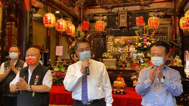 內政部長徐國勇（中）今天中午到新港奉天宮參拜，祈求風調雨順。（張亦惠攝）