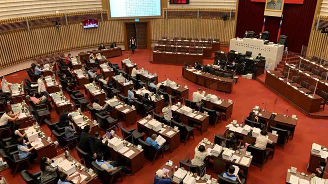 高市議會國民黨團今（4）日發布甲級動員，要求高市府應以正式公函或其他官方管道向中央政府提出建議，普發現金1萬元。（柯宗緯攝）