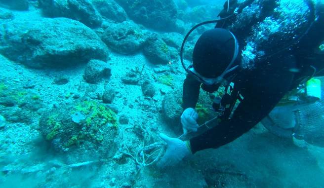 高科大與澎湖縣政府攜手清除海洋廢棄物。（高科大提供／林瑞益高雄傳真）