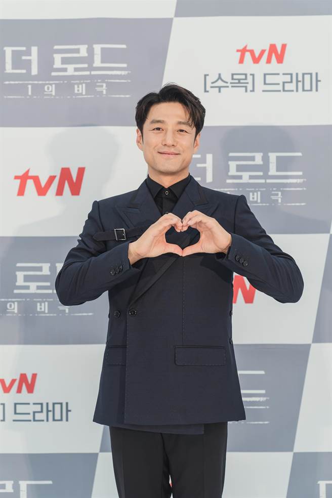 池珍熙在《The Road：1的悲剧》扮演主播。（friDay影音提供）