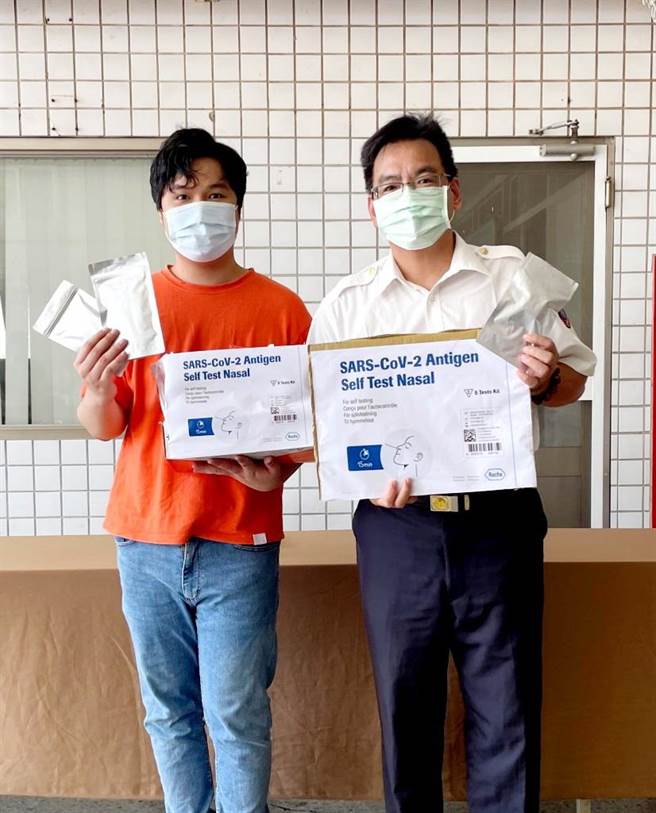 蘇友謙與高雄消防第五大隊長邱榮振。（友恆國際提供）