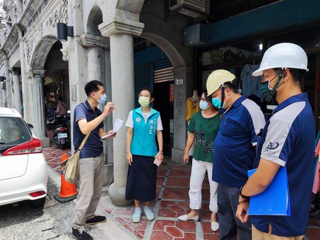 桃园市议员陈治文针对大溪老街修缮工程办理二次会勘。(吕筱蝉摄)