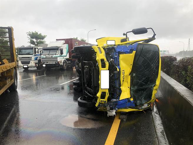 國道一號南向349.9公里岡山路段4日下午發生一件連環車禍，一部小貨車側翻在內側車道。（翻攝照片／林瑞益高雄傳真）