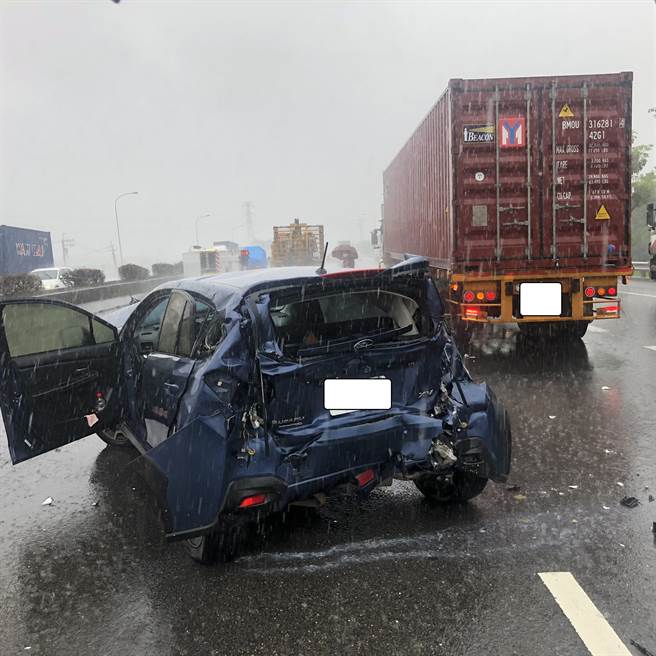 國道一號南向349.9公里岡山路段4日下午發生一件連環車禍，圖為車尾受損的轎車。（翻攝照片／林瑞益高雄傳真）