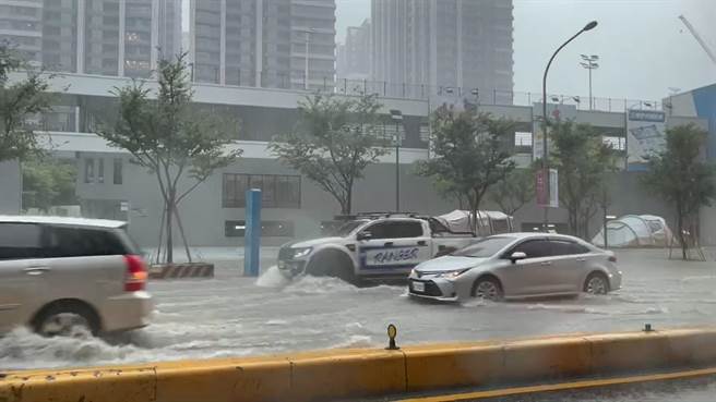 受到颱风影响新竹下起强降雨，瞬间暴雨也让迪卡侬外道路成汪洋。（民眾提供／邱立雅竹市传真）