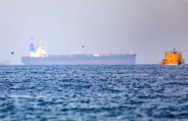 中東海域近期不太平靜，圖為先前遭遇攻擊的油輪「默瑟街號」。（圖／路透社）