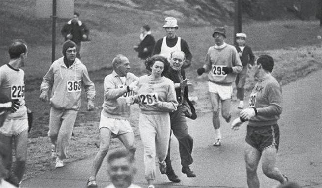 1967年參與波士頓馬拉松比賽受阻的Kathrine Switzer。(Kathrine Switzer／公開授權)