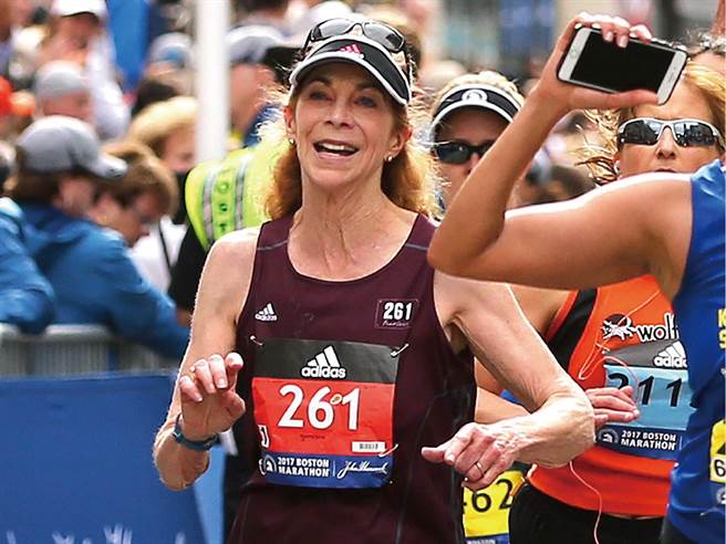 2017年再次參與波士頓馬拉松的Kathrine Switzer。(Kathrine Switzer／公開授權)