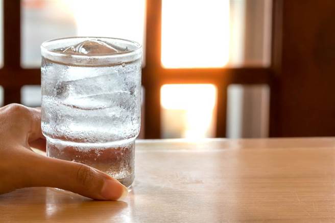 如果妳經期間喝冰水不會痛，就放心繼續喝吧！喝冰水會傷子宮是毫無根據的。(示意圖/Shutterstock)