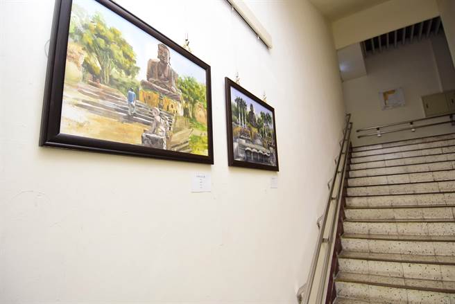 走在彰縣府轉個角都能預見大佛，行政處將1至7樓各樓梯轉角處、縣府三樓縣長辦公室室外走廊，規劃為藝術展示空間，首檔展出19幅八卦山大佛的畫作。（吳敏菁攝）