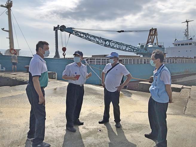 金門縣府祕書長陳朝金（左二）率同縣衛生局長李錫鑫、民政處長蔡西湖等人搭乘海巡快艇登島，就接種作業與烏指部、烏坵鄉公所溝通。（縣府提供）