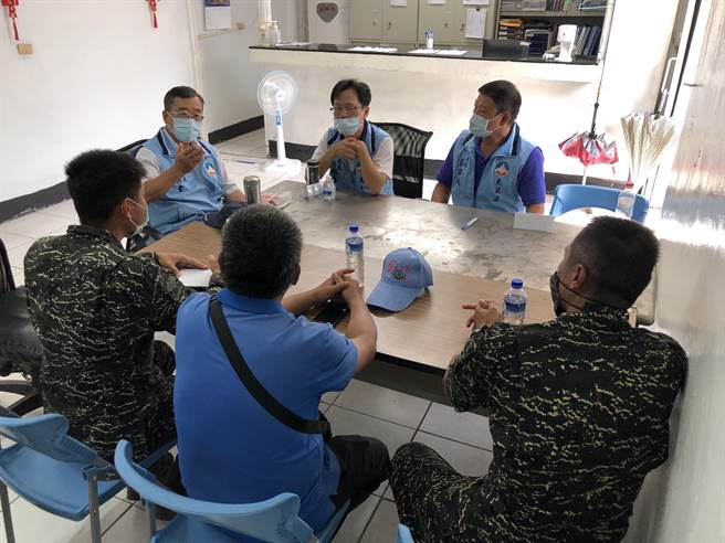 金門縣府祕書長陳朝金（左二）率同縣衛生局長李錫鑫、民政處長蔡西湖等人搭乘海巡快艇登島，就接種作業與烏指部、烏坵鄉公所溝通。（縣府提供）