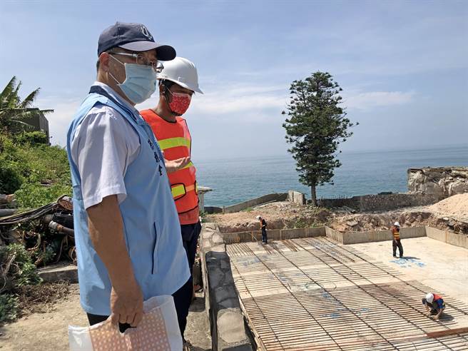 陳朝金祕書長勘查烏坵鄉基層建設。（縣府提供）