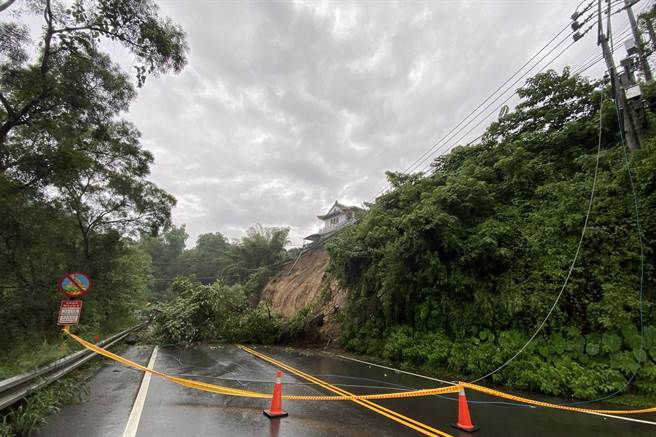 新竹县南清公路24K发生土石崩塌，县府工务处拉起封锁线进行抢通。（新竹县消防局提供／罗浚滨新竹传真）