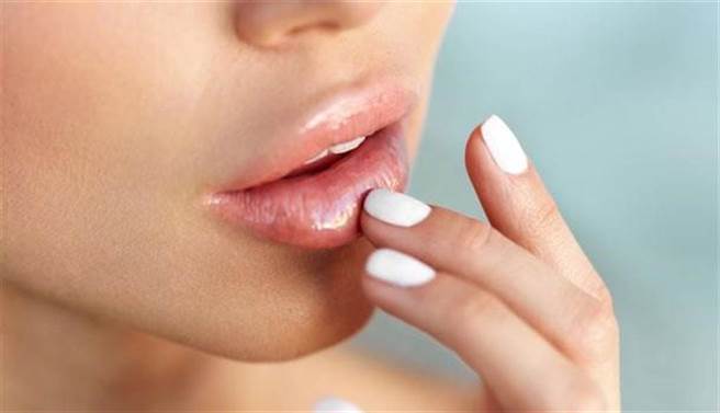 嘴唇破皮、脫屑竟是罹癌警訊！ 高危險群比想像中的多。(示意圖/Shutterstock)