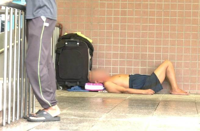 艋舺公園街友每天晚上9點後才能躺地睡，時間未到會被駐衛警給叫醒。(照片/吳振煌 拍攝)