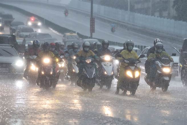 中央氣象局預測，盧碧颱風5日將登陸福建、廣東交界處，預計周四至周六中南部將持續有豪大雨，周六起北部地區風雨增強。(圖/劉宗龍攝)