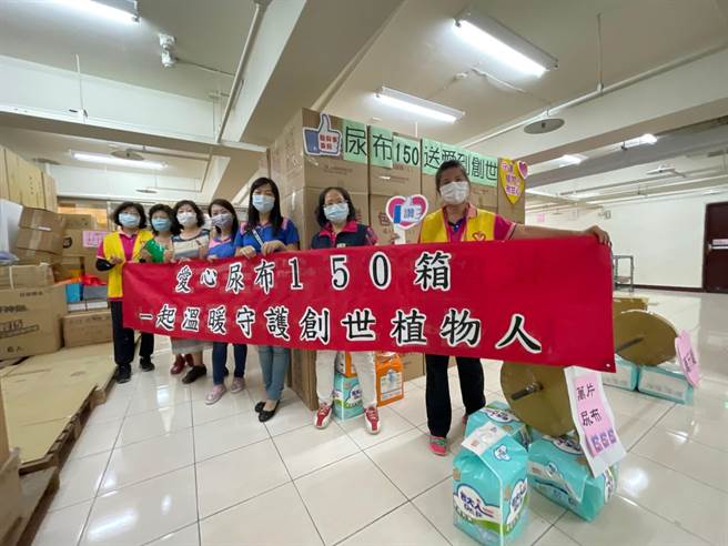 救國團真善美聯誼會送愛，為雲林縣創世斗六院募得萬片尿布。（創世斗六院提供／張朝欣雲林傳真）