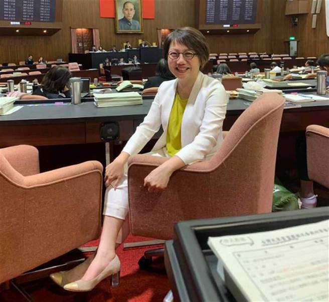 被指为3+11罪魁祸首的民进党立委范云神隐83天，再度更新脸书，也不意外遭网友灌爆。(图／范云脸书)