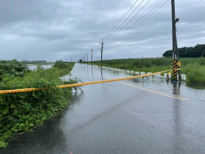 善化區溪埔中路道路8月1日大雨又淹水封閉管制。(台南市府提供／劉秀芬台南傳真)