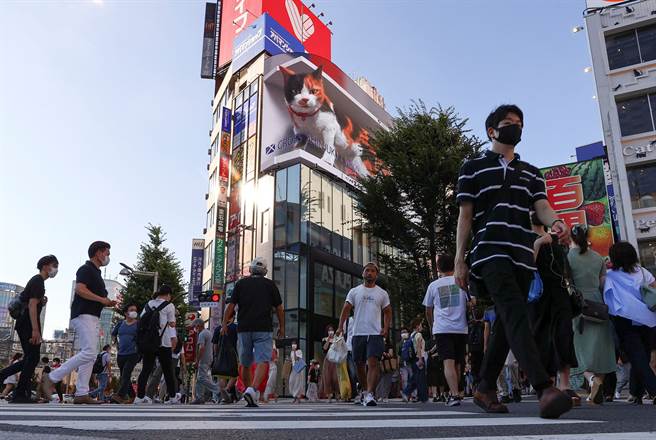 專家估算8月內東京可能出現單日新增逾萬例的高峰，可能導致重症病床爆滿的「醫療崩潰」。圖為東京街頭。（圖／路透社）