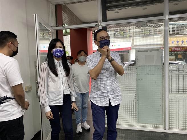 國民黨前主席朱立倫4日回防桃園，現任黨主席江啟臣也低調訪議長邱奕勝。(蔡依珍攝)