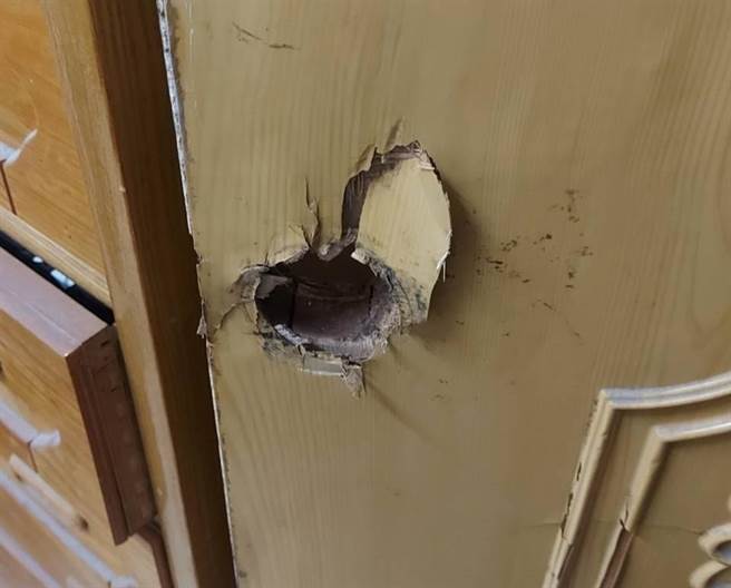 台南市南化区一名男子把自己锁在满是烟的卧房，家人破门而入。(读者提供／刘秀芬台南传真)