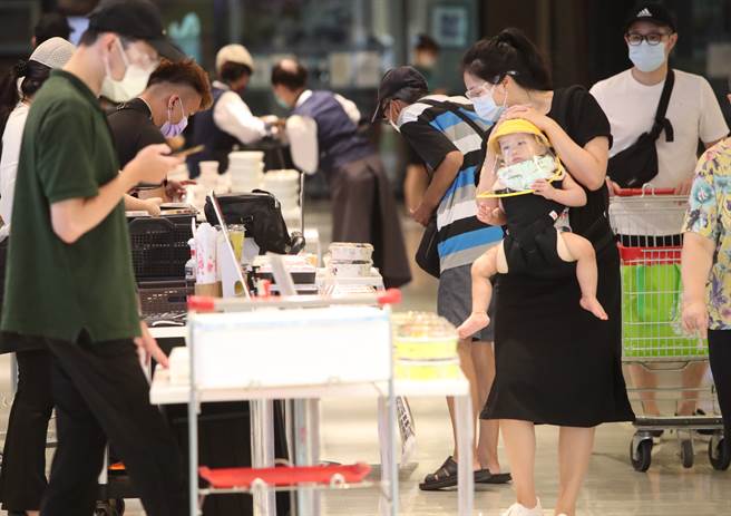 陈木荣医师认为，未来几年人类都要考虑如何和病毒和平共存，做好心理准备。图为北市大卖场美食街摆出便当给民眾购买外带。（资料照/郑任南摄）