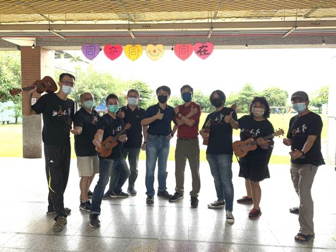 由一群校長、老師與退休人士組成的「初老樂團」，團員間感情好，校長履新遇疫情，就不脫罩改彈烏克麗麗祝賀，貼心舉動令人稱羨。（謝佳潾攝）