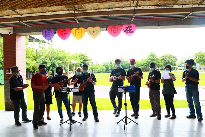 由一群校長、老師與退休人士組成的「初老樂團」，團員間感情好，校長履新遇疫情，就不脫罩改彈烏克麗麗祝賀，貼心舉動令人稱羨。（謝佳潾攝）