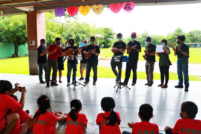 由一群校長、老師與退休人士組成的「初老樂團」，團員間感情好，校長履新遇疫情，就不脫罩改彈烏克麗麗祝賀，貼心舉動令人稱羨。（謝佳潾攝）