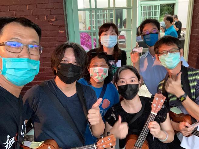 由一群校長、老師與退休人士組成的「初老樂團」，團員間感情好，校長履新遇疫情，就不脫罩改彈烏克麗麗祝賀，貼心舉動令人稱羨。（蔡錦豐提供／謝佳潾屏東傳真）