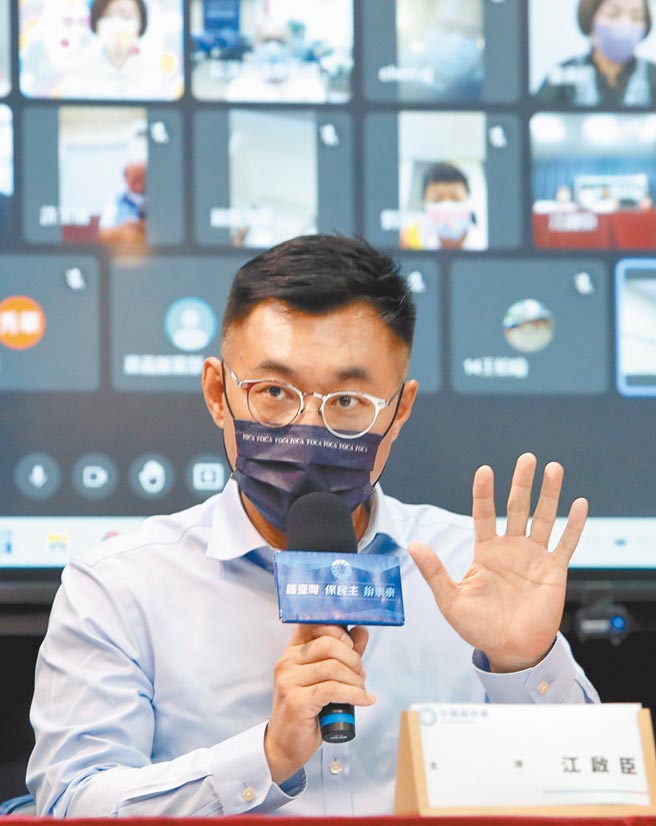 对于参选连任国民党主席，江启臣3日表示，尊重也相信党员的智慧，并以「逆境中承担、沉着无惧、诚恳说服」送给自己。（郑任南摄）